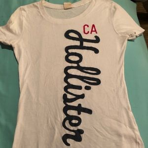 I’m selling this white hollister t-shirt